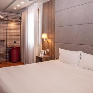 Camera con letto king size